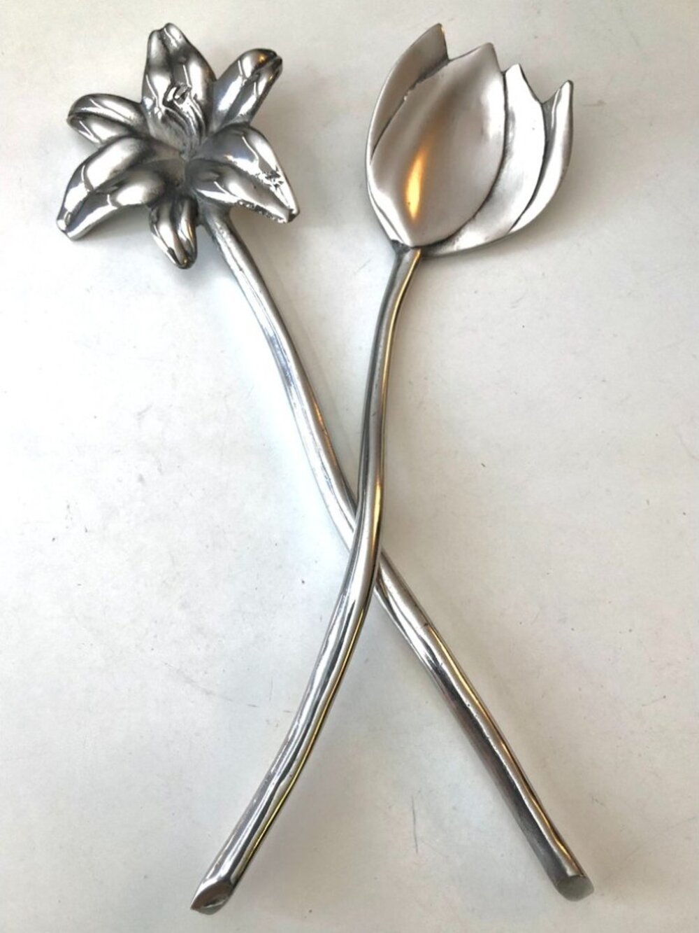 Mariposa Brillante Aluminum Flower Salad Servers Cast Metal Utensils Set